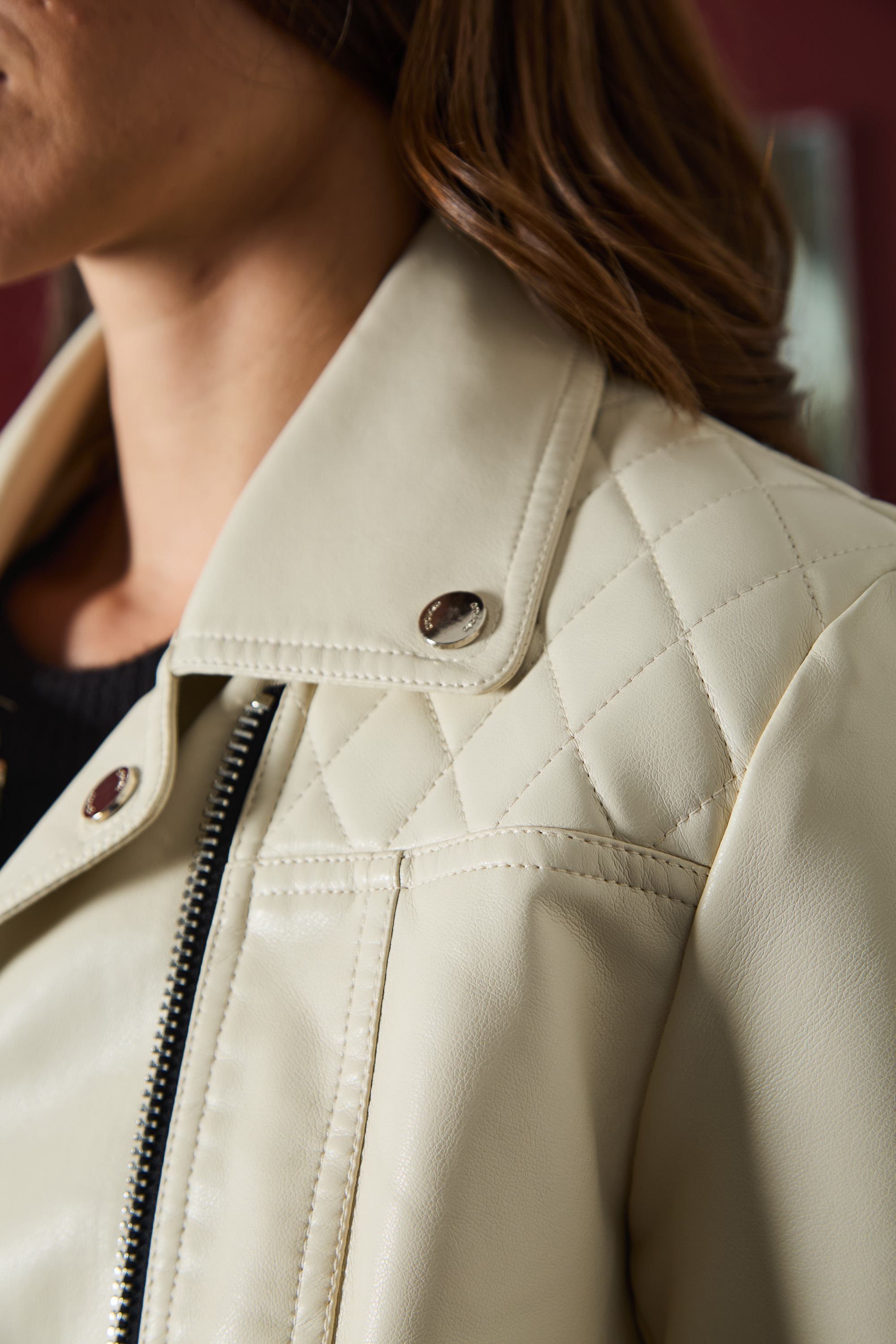 732-campera-ecocuero-sasha-offwhite-3.jpg