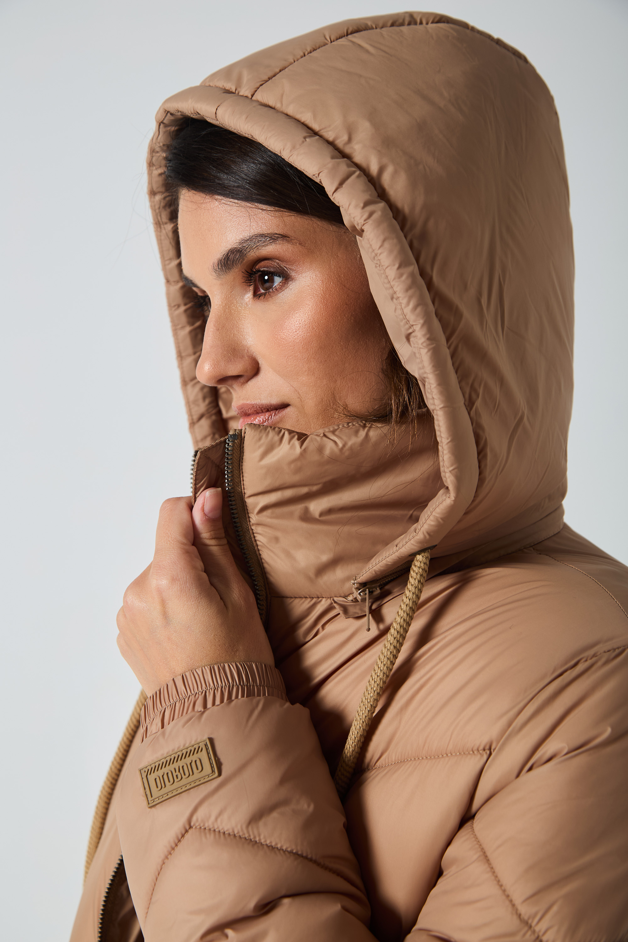 709-campera-nylon-larga-dalia-almond-3.jpg