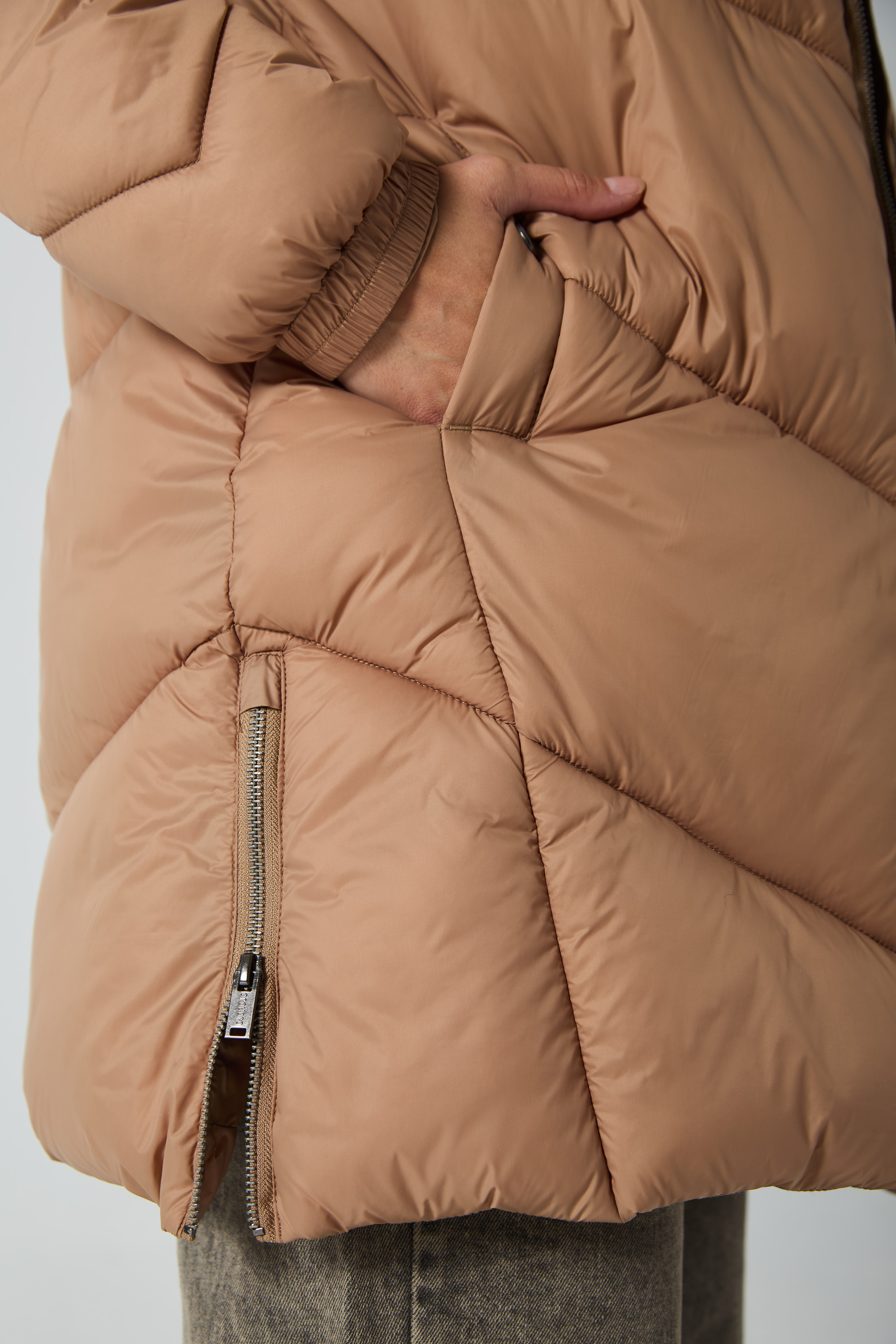 709-campera-nylon-larga-dalia-almond-4.jpg
